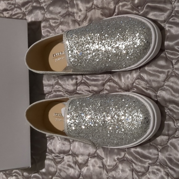 NIB SIZE 8.5 FEVER SOLE SILVER ON SILVER GLITTER SLIP ON SNEAKERS - Picture 2 of 10